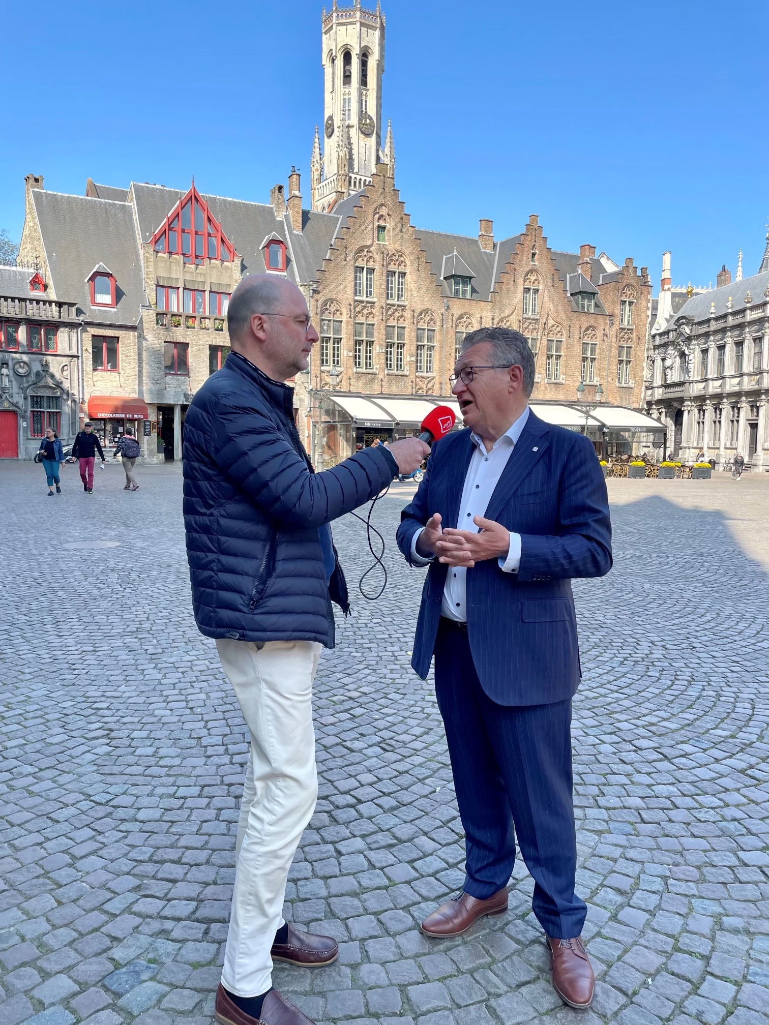 Frederik Thomas en Brugemeester Dirk De fauw op de markt in Brugge.
